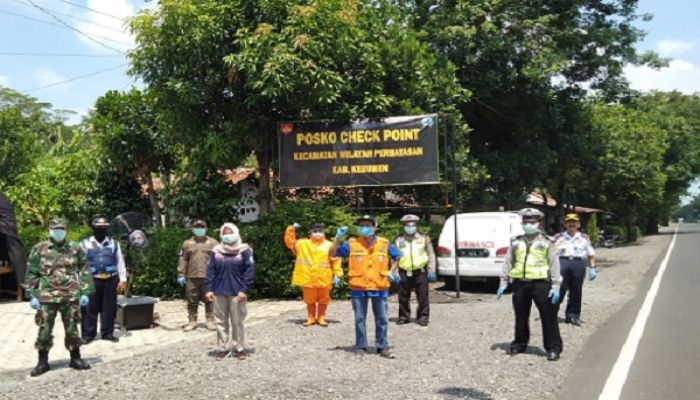 Petugas Pos Cek Point Perbatasan, Terapkan Protokol Penghentian dan Pemeriksaan Bagi Pendatang