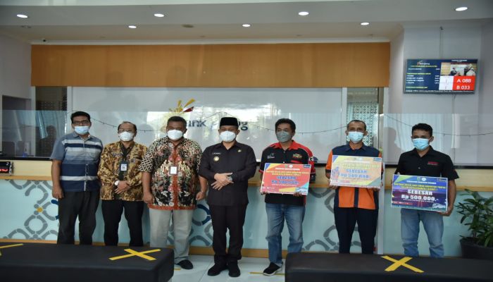 Bupati Beri Bantuan Rp 500 Ribu untuk Sopir, Kernet dan Juru Parkir